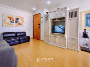 Un televizor și/sau centru de divertisment la Edifício Capri - No Coração de Poços, com Vista deslumbrante para o Cristo