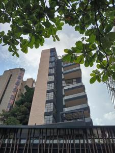 メデジンにあるHotel Rulay Medellinの一部の建物の前の高層ビル