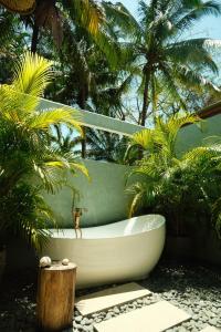 a bath tub in a garden with palm trees at Catalina's Hideaway in Santa Catalina