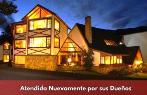 una casa grande con las palabras analida novenanca para nosotros ducuses en Hostería Plaza Mayor, en San Martín de los Andes