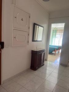 a room with a chest of drawers and a mirror at Apartamento para diárias in Quarteira