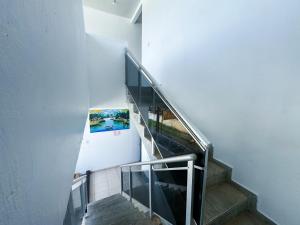 ベレンにあるHotel Saint Clara Bの壁に絵が飾られた建物の階段