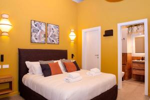 a bedroom with a bed with towels on it at Maison Luxury Plaza in Rome +4 photos
