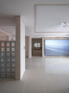 釜山にあるStay Villette Haeundaeの天井に大きなスクリーンがある空の部屋 +34枚の写真