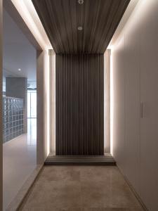 釜山にあるStay Villette Haeundaeの黒い縞模様の壁がある建物の廊下