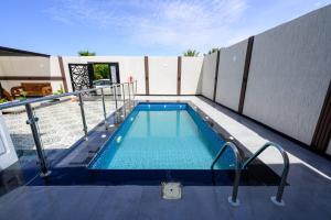 a small swimming pool on a balcony of a building at منتجع حياه رويال الطائف in Ash Shuwaybiţ +11 photos