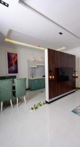 a living room with a television and a table and chairs at منتجع حياه رويال الطائف in Ash Shuwaybiţ