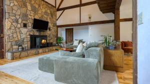 Μια τηλεόραση ή/και κέντρο ψυχαγωγίας στο Historic Barn Retreat w Pool Pond Views Longview Pond Lodge by AvantStay