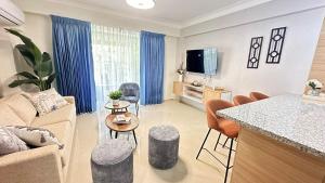 ColoradoにあるResidencial Las Palmeras f-2のソファとテーブルのあるリビングルーム