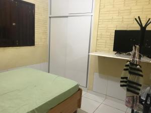 Habitación con escritorio, ordenador y monitor. en Linda casa de Itamaraca, en Itamaracá
