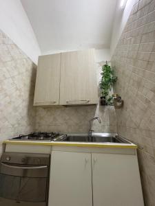 una cocina con fregadero y estufa en Guest House “Nonna Rossa”, en Nápoles 24 fotos más