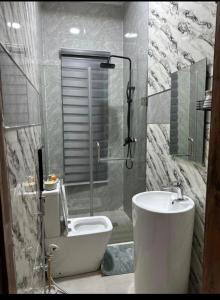 Ένα μπάνιο στο Luxe Haven Apartment Stylish 3BR with PS5, Pool & Wi-Fi +7 φωτογραφίες