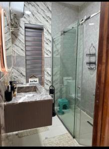 Ένα μπάνιο στο Luxe Haven Apartment Stylish 3BR with PS5, Pool & Wi-Fi