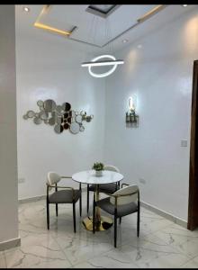 Φωτογραφία από το άλμπουμ του Luxe Haven Apartment Stylish 3BR with PS5, Pool & Wi-Fi σε Ikeja