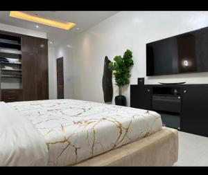 Ένα ή περισσότερα κρεβάτια σε δωμάτιο στο Luxe Haven Apartment Stylish 3BR with PS5, Pool & Wi-Fi
