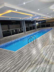 Πισίνα στο ή κοντά στο Luxe Haven Apartment Stylish 3BR with PS5, Pool & Wi-Fi