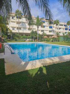 een groot zwembad voor een gebouw bij Saturno 1 Sea Views Los Alamos in Torremolinos