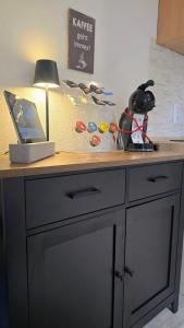 a desk with a lamp and a laptop on it at Falkenstein - Ruhige familienfreundliche 3-Zimmer-Ferienwohnung mit Alpenpanorama in Pfronten Mitte in Pfronten