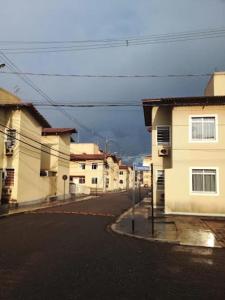 an empty street in a city with buildings at Apartamento COP 30 - até 6 pessoas in Ananindeua