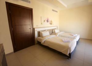 Postel nebo postele na pokoji v ubytování Lujain Hotel فندق النور واللجين