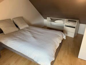 una camera con un grande letto con comodino e un letto sidx sidx. di Appartement en duplex proche de la mer a Plérin