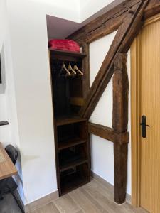 OrozkoにあるArandi Baserriaのハンガー付きのクローゼットがある屋根裏部屋のある部屋 +77枚の写真