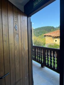 OrozkoにあるArandi Baserriaの家の景色を望むバルコニーへのドア
