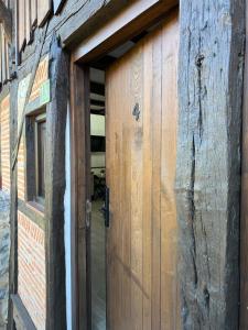 OrozkoにあるArandi Baserriaのドアのある建物の開いた木製のドア