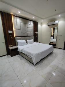 a bedroom with a large white bed in a room at AL Tamayoz Alraqi - Hira branch in Jeddah +62 photos