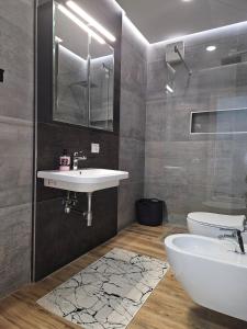 Koupelna v ubytování J&S Apartment in Tirana