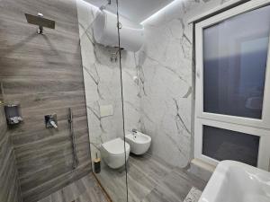 Koupelna v ubytování J&S Apartment in Tirana + 20 fotografií