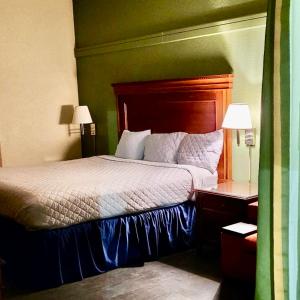 モーガンタウンにあるHotel M Morgantown - WVU Areaの緑の壁のベッドのある寝室
