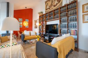 een woonkamer met meubilair en een flatscreen-tv bij Saturno 1 Sea Views Los Alamos in Torremolinos