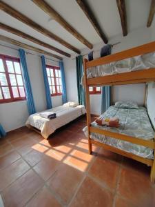 ein Schlafzimmer mit zwei Etagenbetten und Fliesenboden in der Unterkunft Casa de Campo con Piscina y pet friendly in El Carmen + 20 Fotos