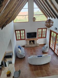 ein großes Wohnzimmer mit Sofas und einem Kamin in der Unterkunft Casa de Campo con Piscina y pet friendly in El Carmen