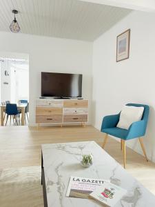 TV a/nebo společenská místnost v ubytování La Maison d'Abel, Séjournez à Chablis