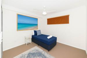 タウンズビルにあるCBD Apartment w River Views Pool & Parkingの青い椅子と海の絵がある部屋
