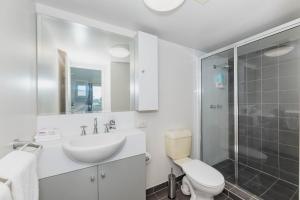 タウンズビルにあるCBD Apartment w River Views Pool & Parkingのトイレ、洗面台、シャワー付きのバスルーム +4枚の写真