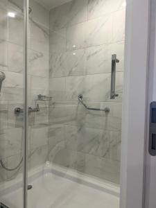 ein Badezimmer mit Dusche mit Glastür in der Unterkunft Cottage in Forest Wave - კოტეჯი ტყის ტალღებში in Grigoleti