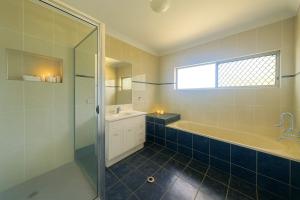 Ένα μπάνιο στο Grand Riverside Retreat in Annandale & Space for All +10 φωτογραφίες