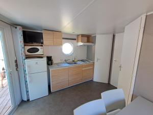 Η κουζίνα ή μικρή κουζίνα στο Mobilhome 16