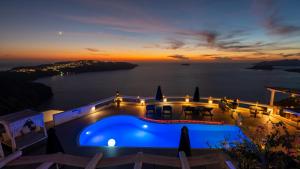 una villa con piscina al atardecer en Athermi Suites - Adults Only, en Megalokori 30 fotos más
