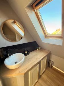 アグノーにあるAppartement Cosy et Confort - Vues et situation exceptionnellesの洗面台と鏡のあるバスルーム +8枚の写真