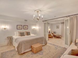 a bedroom with a bed and a living room at Elsewhere on Madison Square Manor in Savannah +49 photos