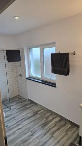 Un baño con ducha y ventana. en Casa 2 Magurele, en Măgurele
