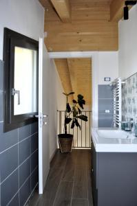 a bathroom with a sink and a toilet and a window at Giardino di Lei, appartamento Verde in Montegrotto Terme