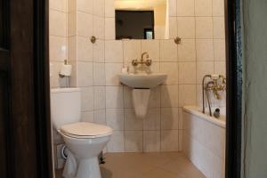 łazienka z toaletą i umywalką w obiekcie Apartamenty Zacisze w Warszawie