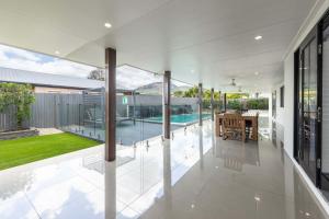 Magic on MacArthur Townsville في Rosslea: مخطط منزل في طابق مفتوح مع مسبح +13 صورة