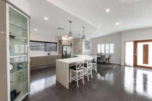 Кухня или мини-кухня в Magic on MacArthur Townsville
