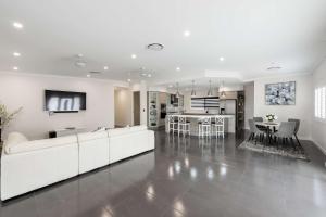 Кухня или мини-кухня в Magic on MacArthur Townsville
